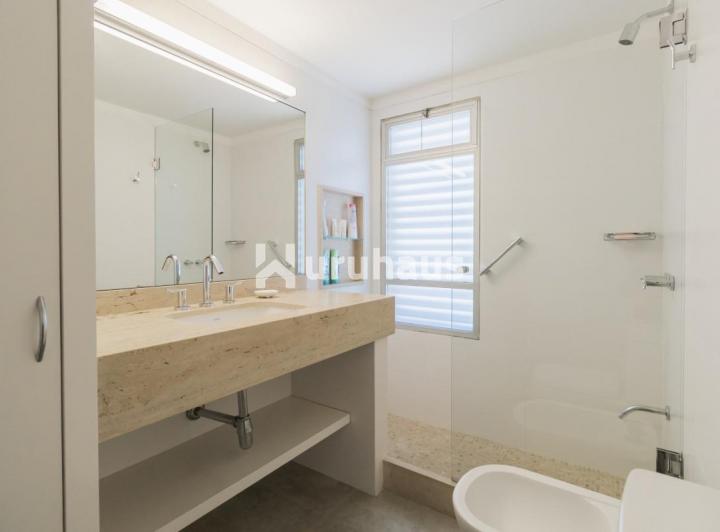 Foto de VENTA APARTAMENTO TRES DORMITORIOS PLAYA MANSA PUNTA DEL ESTE EDIFICIO TUNQUELEN, imagen 2