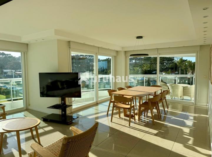Foto de ALQUILER TEMPORAL APARTAMENTO DOS DORMITORIOS Y DEPENDENCIA PLAYA MANSA, imagen 1