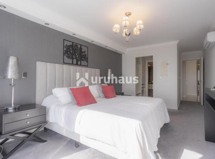 Foto de VENTA APARTAMENTO CUATRO DORMITORIOS PARRILLERO PROPIO PLAYA MANSA PUNTA DEL ESTE EDIFICIO CASINO TO, imagen 4