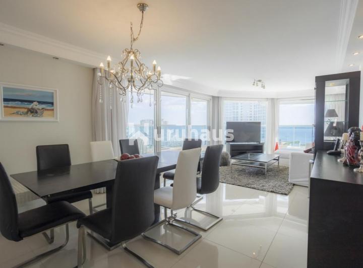 Foto de VENTA APARTAMENTO CUATRO DORMITORIOS PARRILLERO PROPIO PLAYA MANSA PUNTA DEL ESTE EDIFICIO CASINO TO, imagen 1