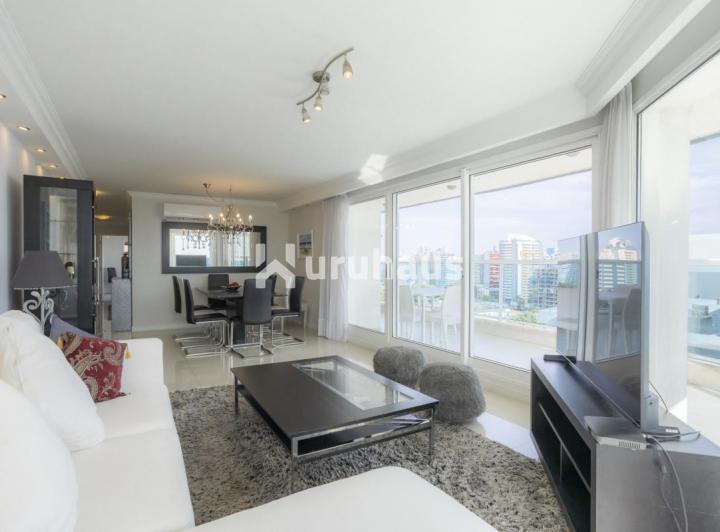 Foto de VENTA APARTAMENTO CUATRO DORMITORIOS PARRILLERO PROPIO PLAYA MANSA PUNTA DEL ESTE EDIFICIO CASINO TO, imagen 5