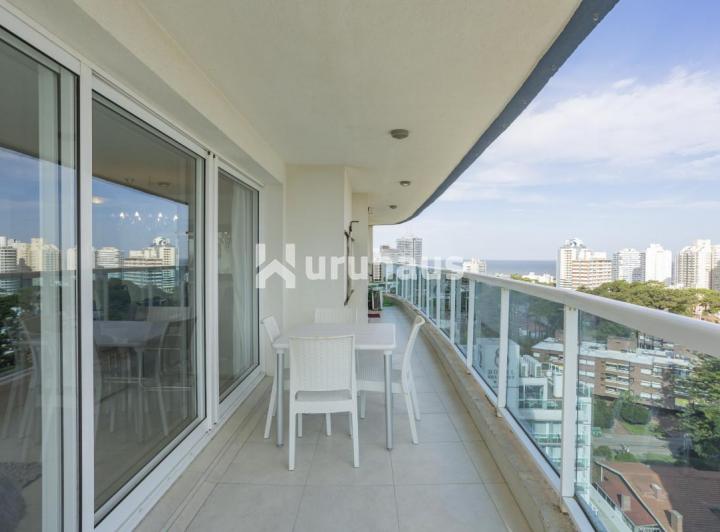 Foto de VENTA APARTAMENTO CUATRO DORMITORIOS PARRILLERO PROPIO PLAYA MANSA PUNTA DEL ESTE EDIFICIO CASINO TO, imagen 2