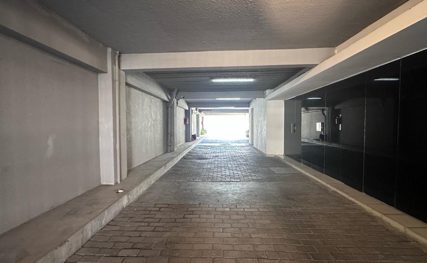 Foto de OPORTUNIDAD!! Villa Luro: Venta de cochera cubierta con portón, imagen 1