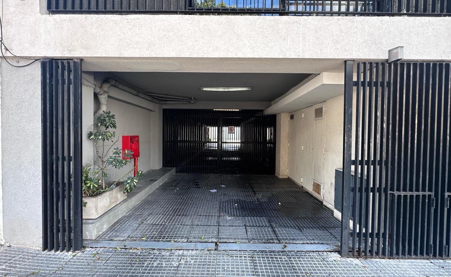 Foto de OPORTUNIDAD!! Villa Luro: Venta de cochera cubierta con portón, imagen 5