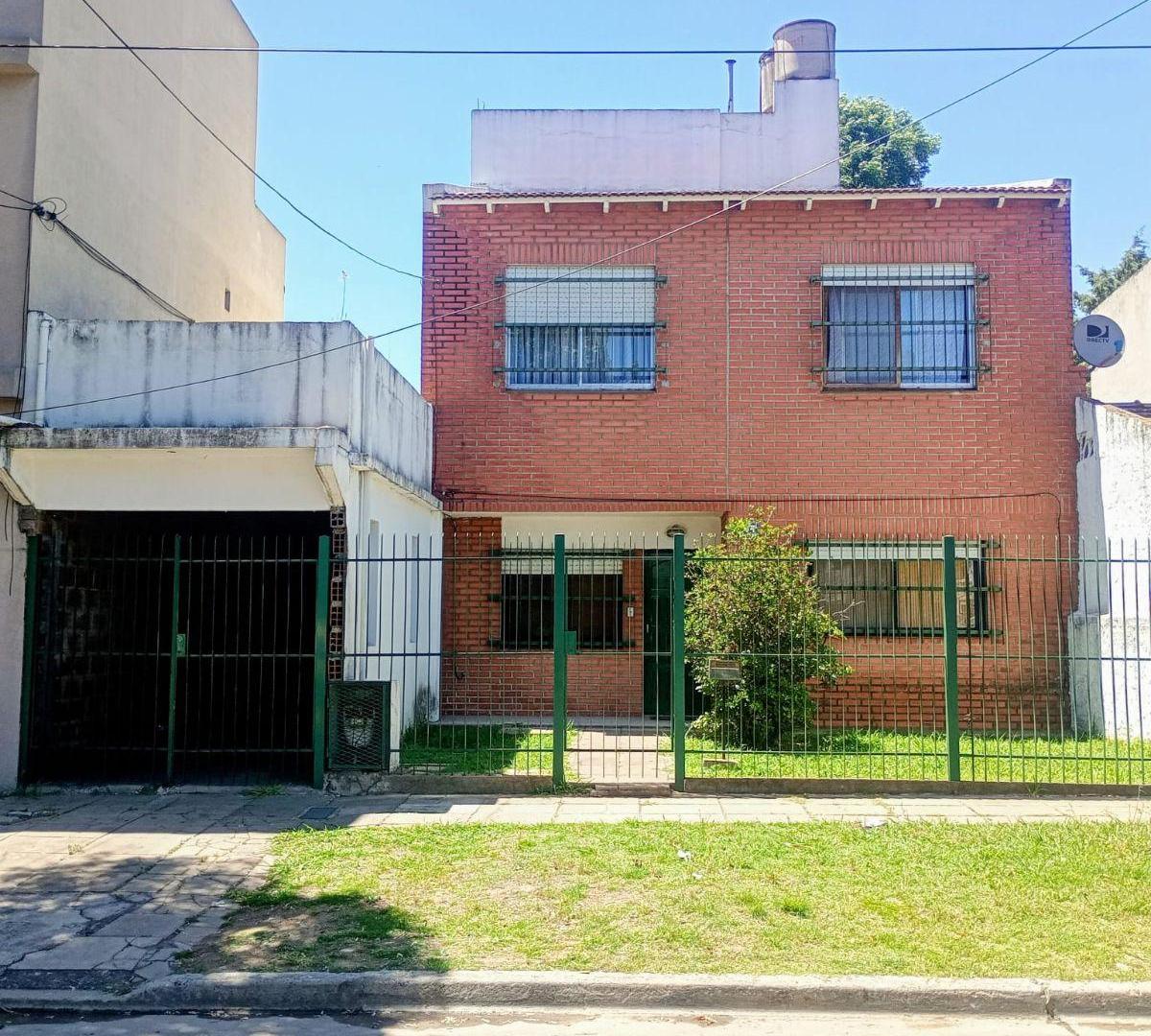 Casa ideal 2 familias 6 habitaciones Lote 10 x 30 garage 2 autos fondo libre quincho parrilla