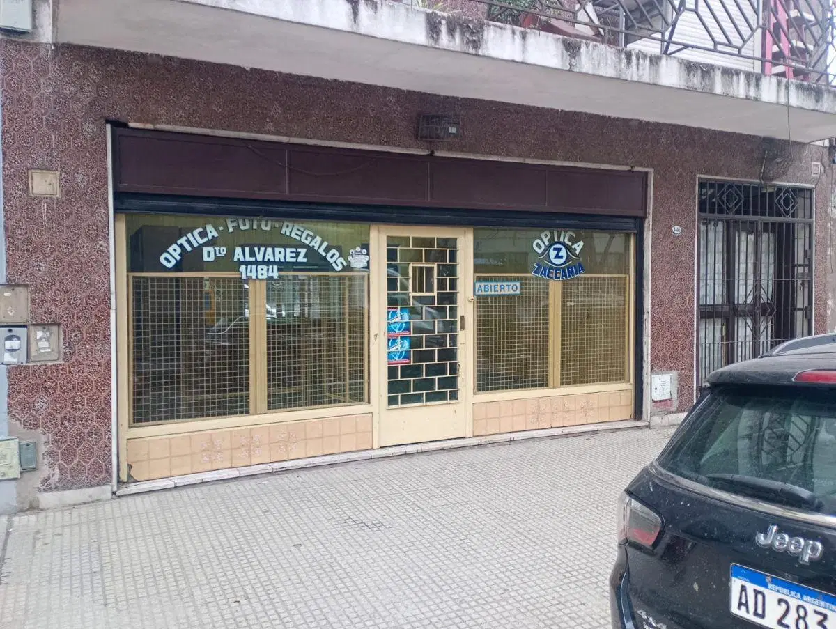 LOCAL 34 m2 con baño y cocina SIN EXPENSAS mide 6.20 m de frente por 4.75 m de fondo , 2