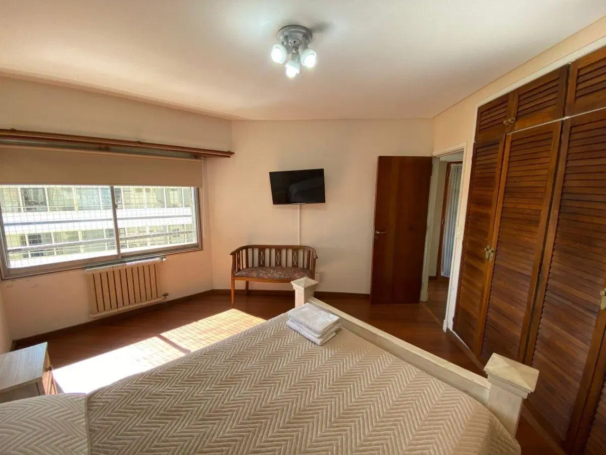 Semipiso en alquiler de 4 dormitorios c/ cochera en Playa Grande 8