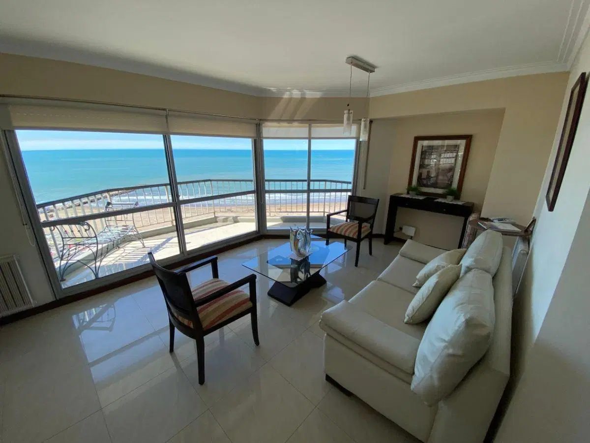 Semipiso en alquiler de 4 dormitorios c/ cochera en Playa Grande 2