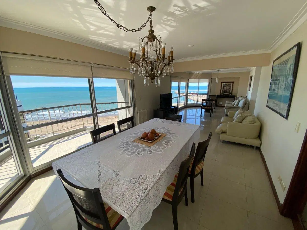 Semipiso en alquiler de 4 dormitorios c/ cochera en Playa Grande 3
