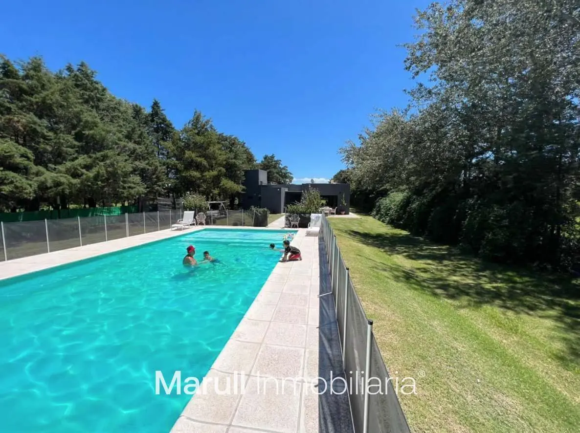 VENTA CASA con piscina cancha y asador 5000 m2 de terreno con escritura Falda del Carmen 1