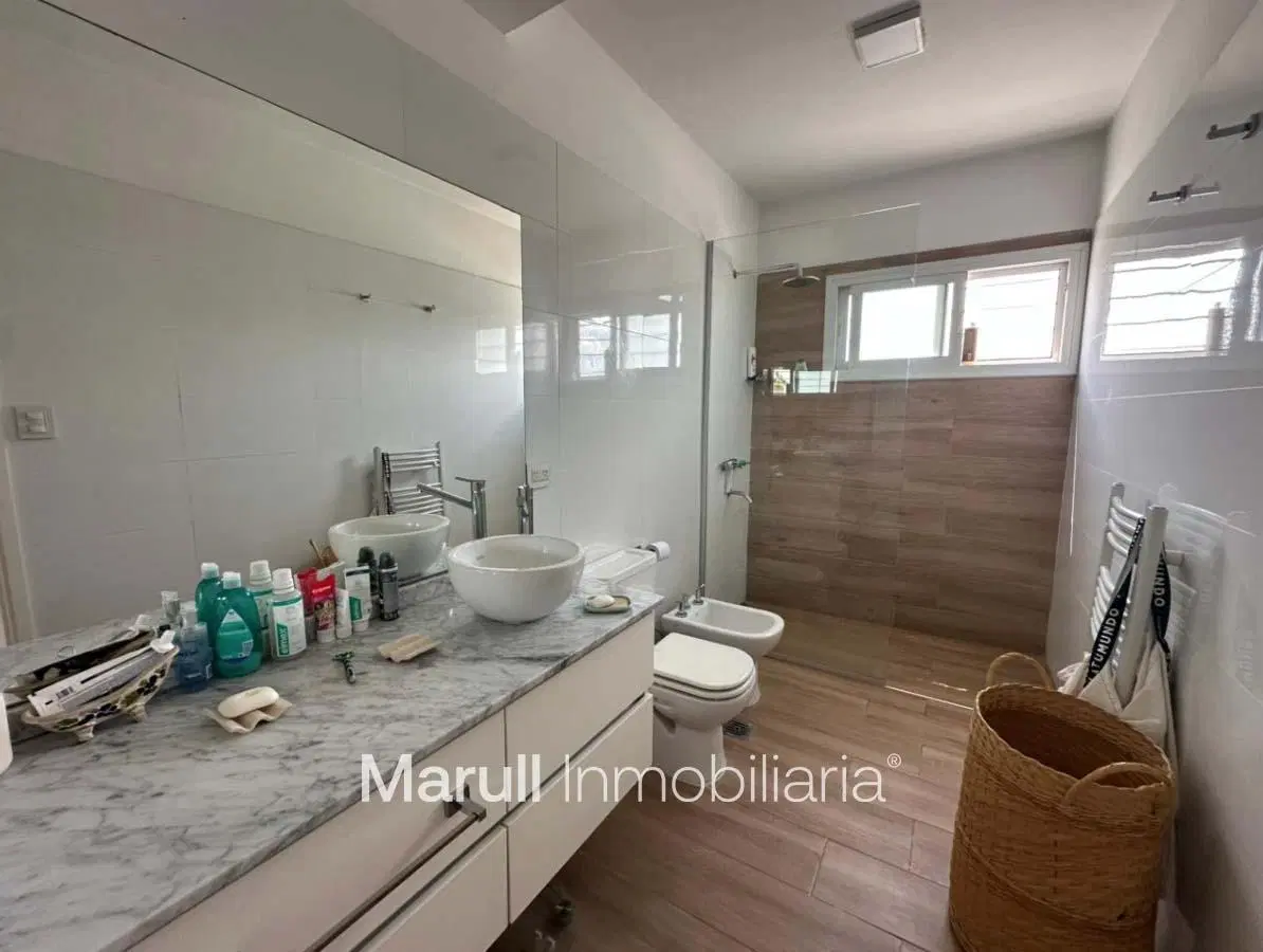 Venta Casa 4 dormitorios con piscina en Tejas del sur impecable 2