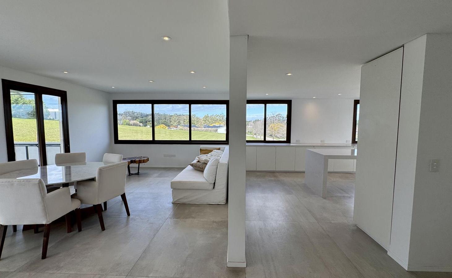Foto de Casa cuatro ambientes en dos plantas con Pileta, 315 m² cubiertos., imagen 3