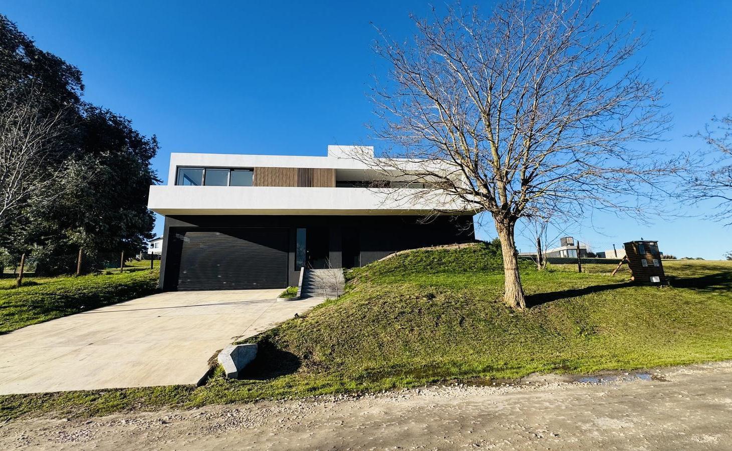 Foto de Casa cuatro ambientes en dos plantas con Pileta, 315 m² cubiertos., imagen 5