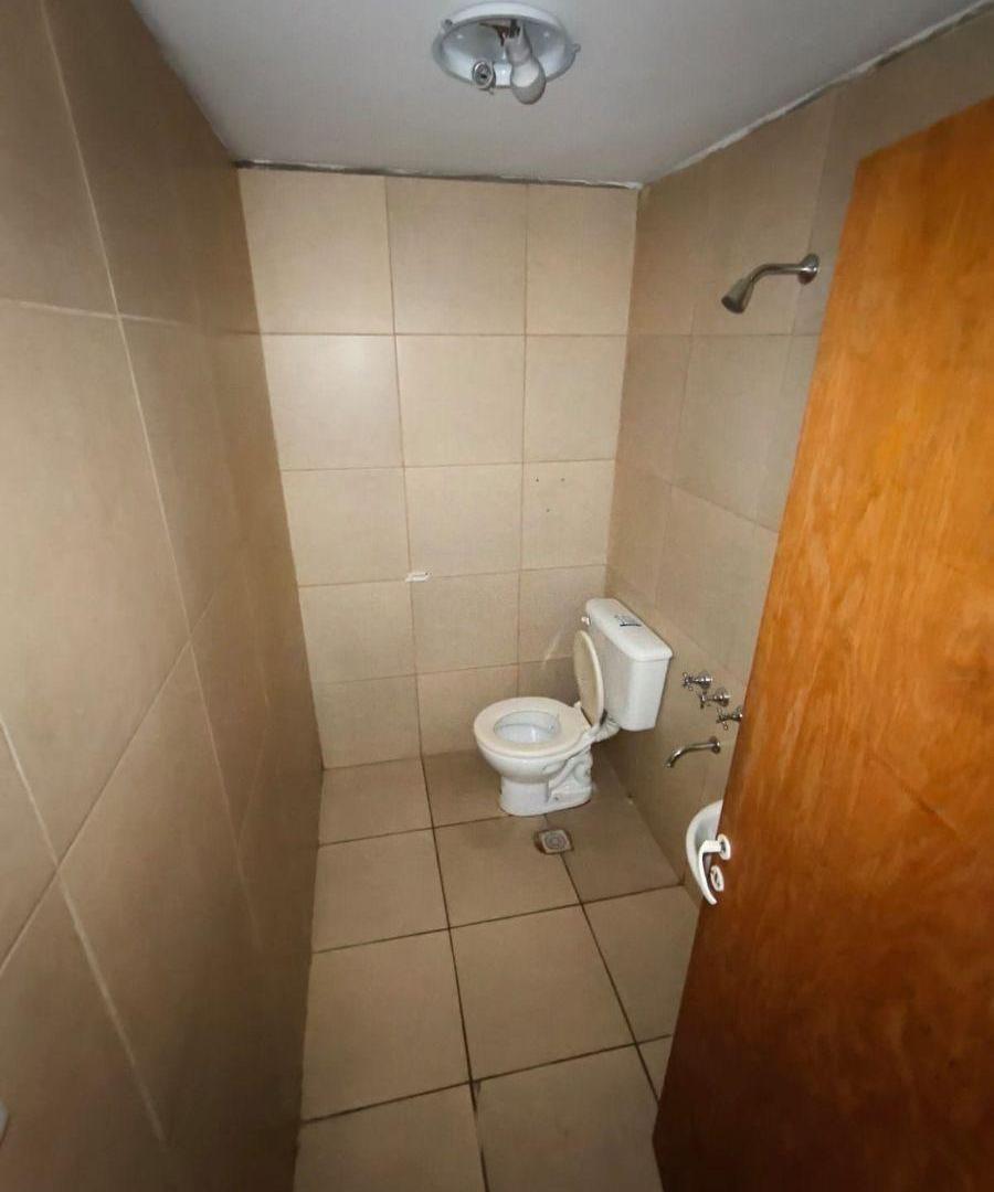 Foto de Alquiler Galpon de 320M2 con oficinas, 2 baños y patio - Piso de, imagen 4