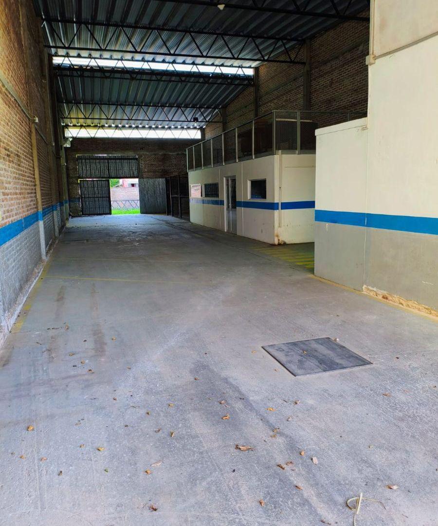 Foto de Alquiler Galpon de 320M2 con oficinas, 2 baños y patio - Piso de, imagen 1