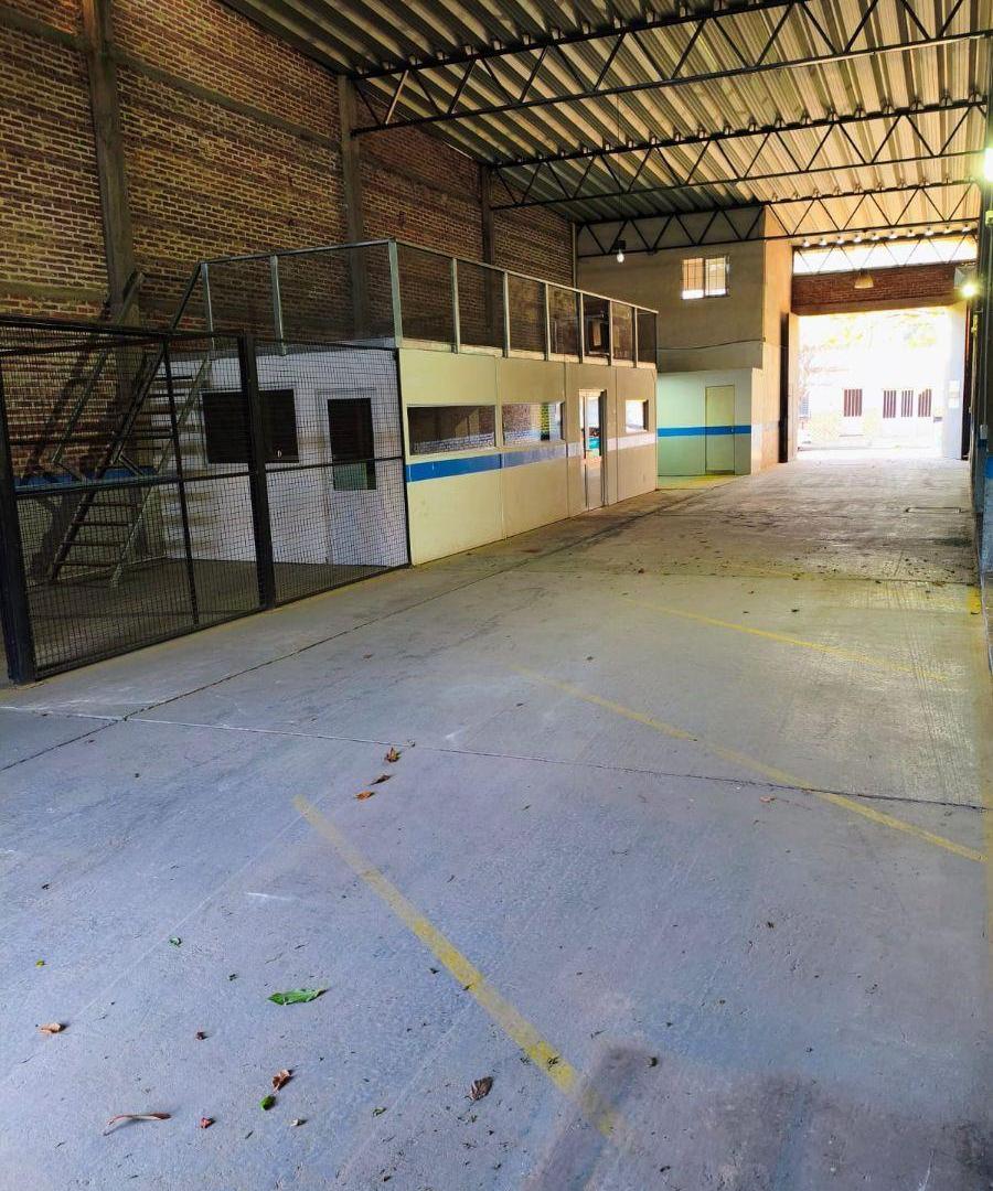 Foto de Alquiler Galpon de 320M2 con oficinas, 2 baños y patio - Piso de, imagen 2