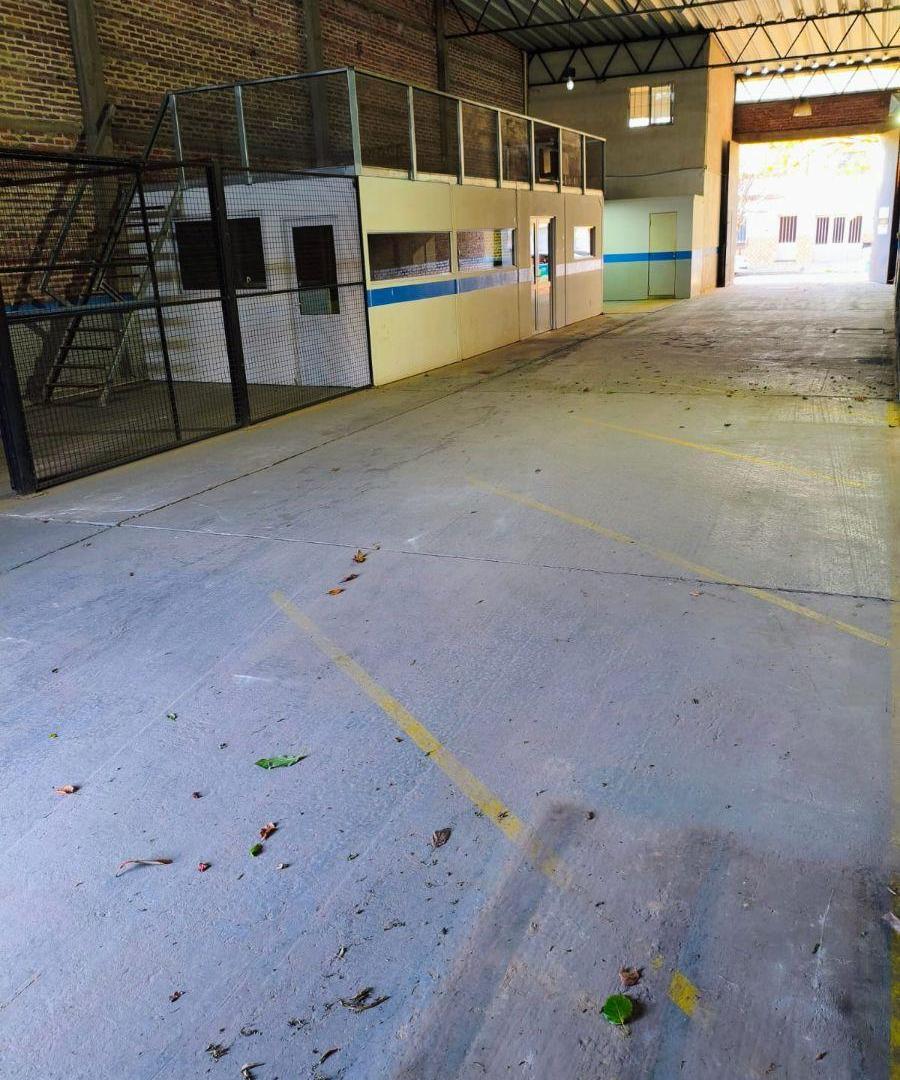 Foto de Alquiler Galpon de 320M2 con oficinas, 2 baños y patio - Piso de, imagen 5