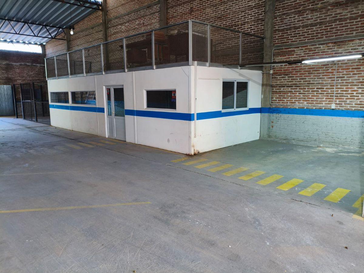 Foto de Alquiler Galpon de 320M2 con oficinas, 2 baños y patio - Piso de, imagen 3
