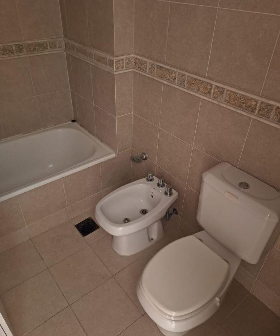 Foto de 1 de Mayo 2035 / Departamento de buenas dimensiones de 1 dormitorio /, imagen 3