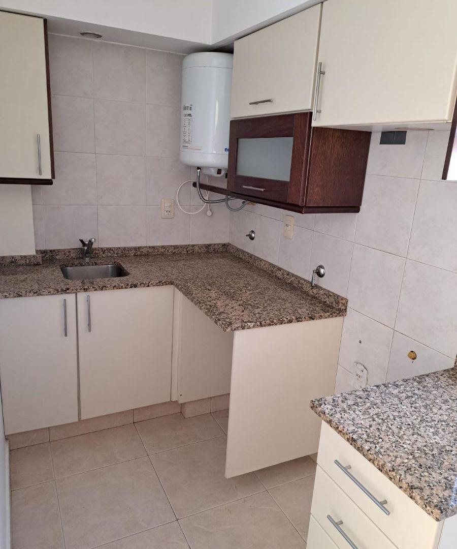 Foto de 1 de Mayo 2035 / Departamento de buenas dimensiones de 1 dormitorio /, imagen 2