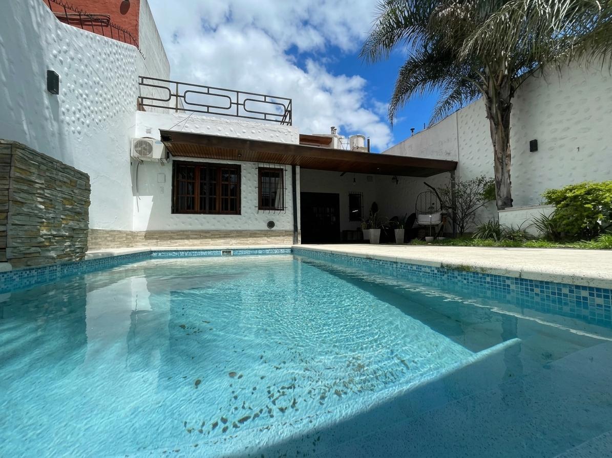 Foto de Casa 6 ambientes con Pileta y Quincho en Mataderos, imagen 1