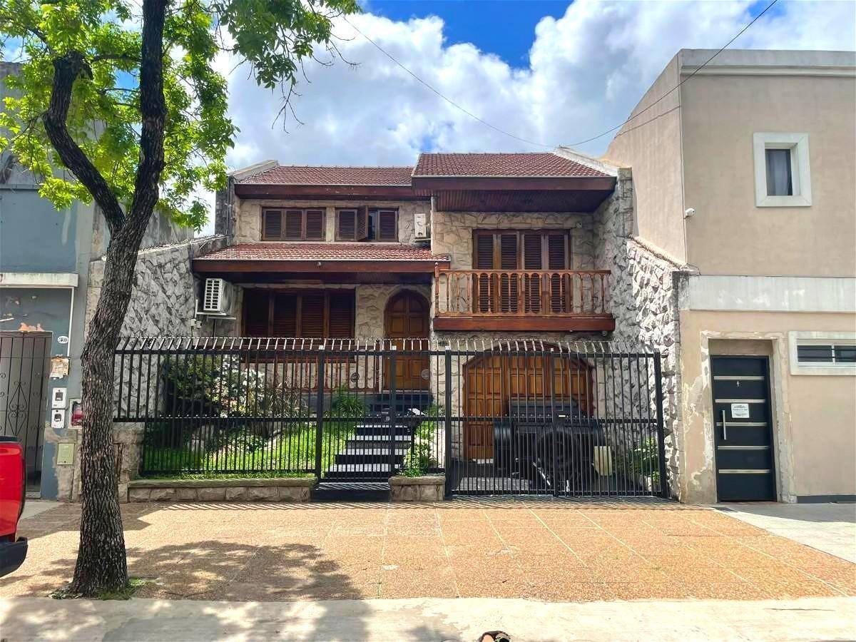 Foto de Casa 6 ambientes con Pileta y Quincho en Mataderos, imagen 2