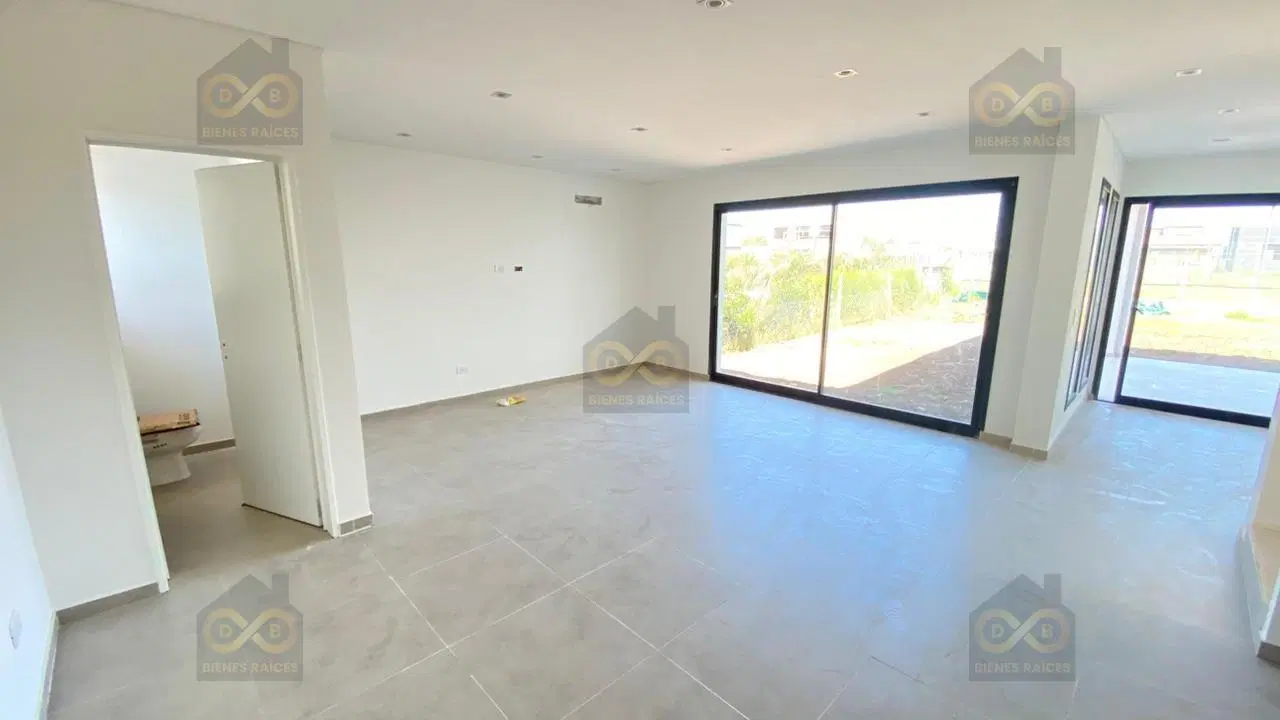 Casa  en Venta en Santa Lucia, Pilar del Este, Pilar 5