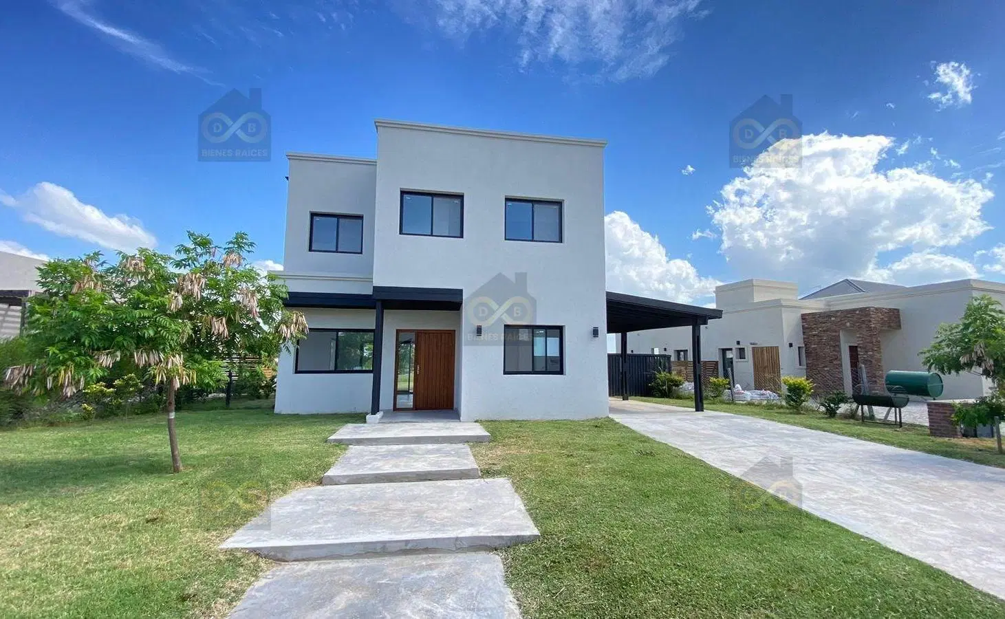 hermosa Casa en Venta en San Ramiro sobre lote fondo a plaza, Pilar del Este, Pilar 1