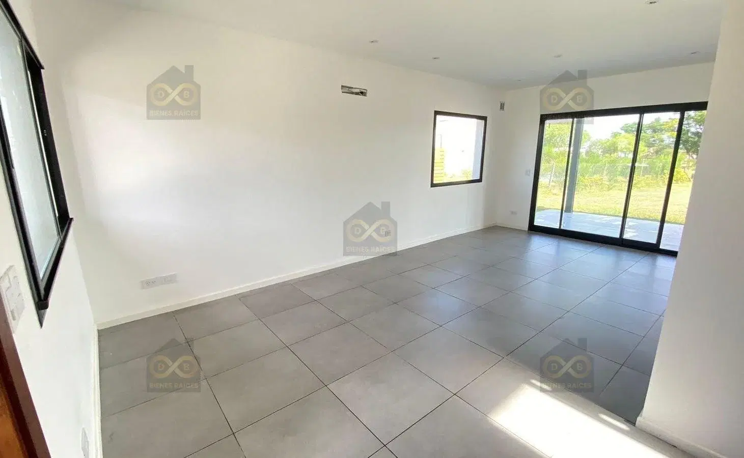 hermosa Casa en Venta en San Ramiro sobre lote fondo a plaza, Pilar del Este, Pilar 5
