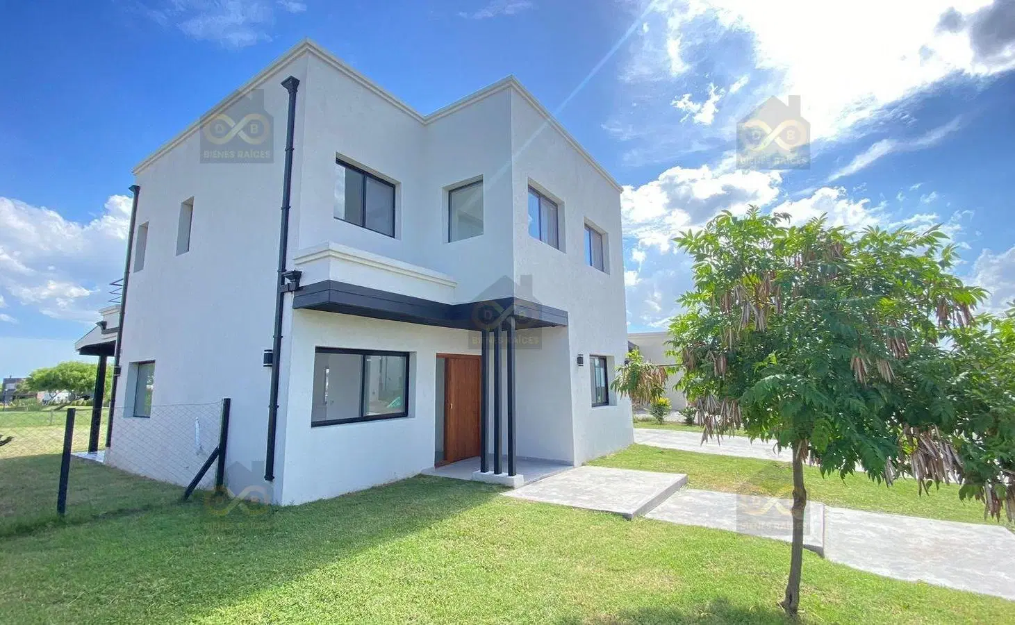hermosa Casa en Venta en San Ramiro sobre lote fondo a plaza, Pilar del Este, Pilar 2