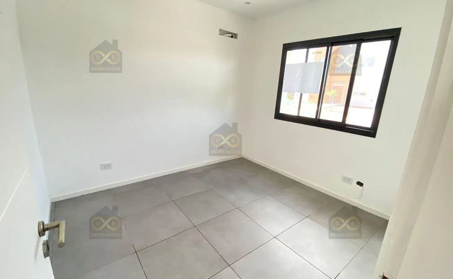 hermosa Casa en Venta en San Ramiro sobre lote fondo a plaza, Pilar del Este, Pilar 3