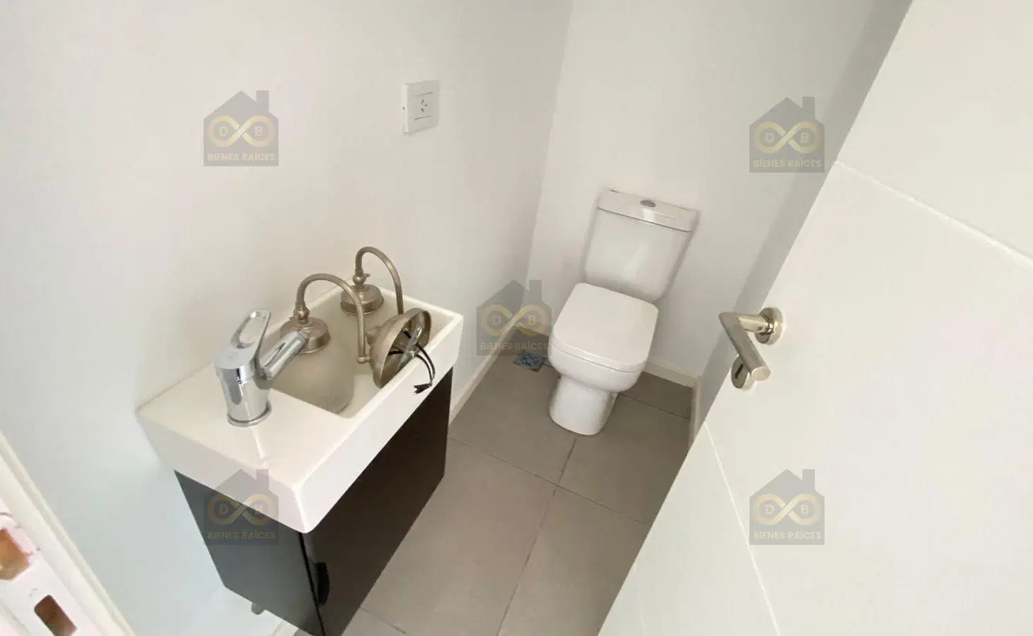 hermosa Casa en Venta en San Ramiro sobre lote fondo a plaza, Pilar del Este, Pilar 4