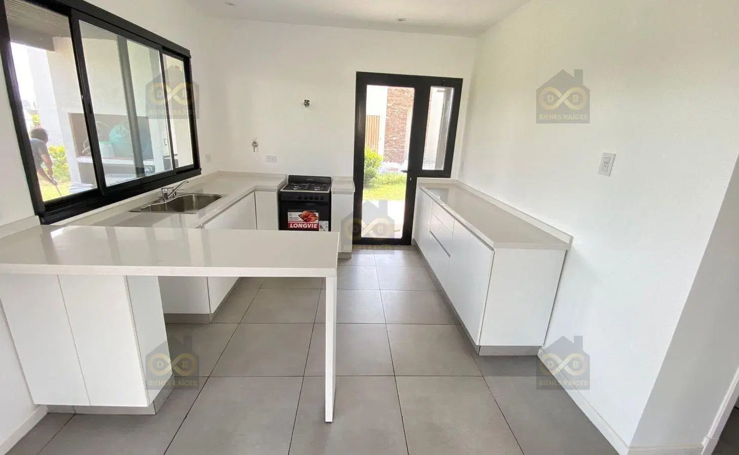 hermosa Casa  en Venta en San Ramiro sobre lote fondo a plaza, Pilar del Este, Pilar 5