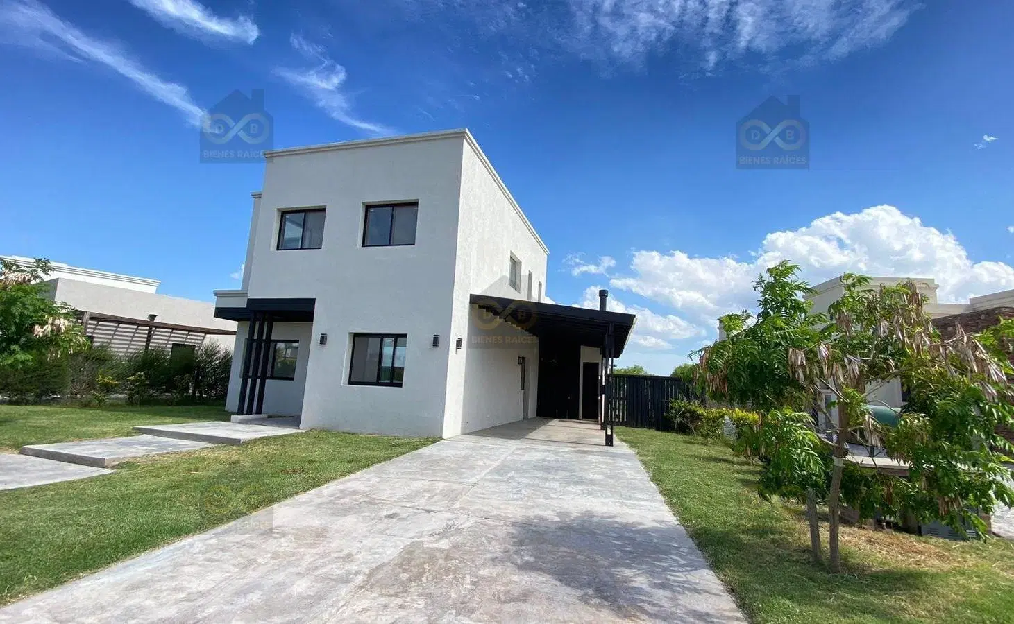 hermosa Casa  en Venta en San Ramiro sobre lote fondo a plaza, Pilar del Este, Pilar 2