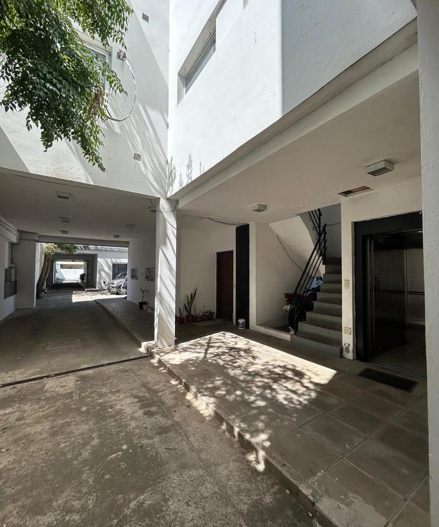 Edificio multifuncional en venta – 27 monoambientes, locales y cocheras (venta total o individual) –