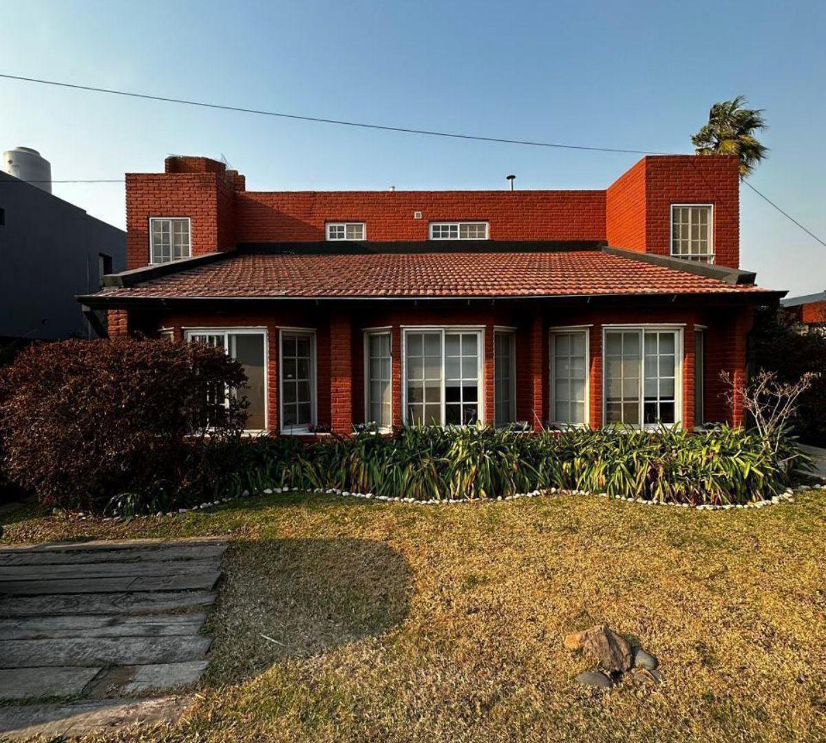 Casa cinco dormitorios en barrio privado canning Buenos Aires