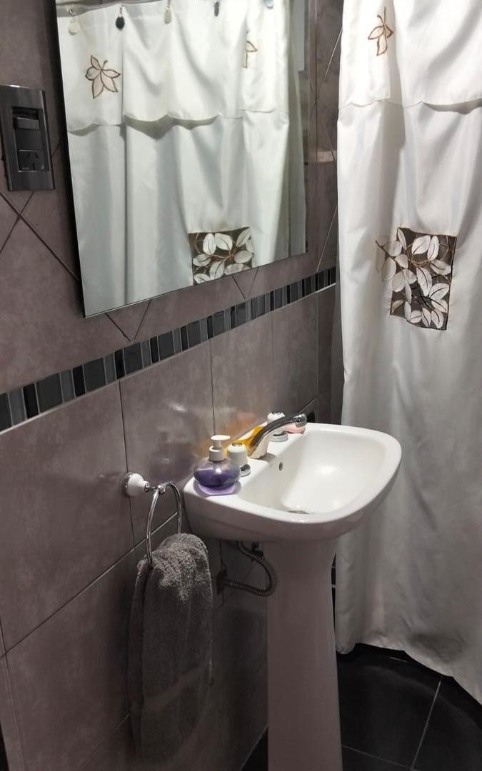 Foto de Casa 9 e 654 y 655 7 AMBIENTES CON PILETA EN SICARDI, LA PLATA, imagen 5