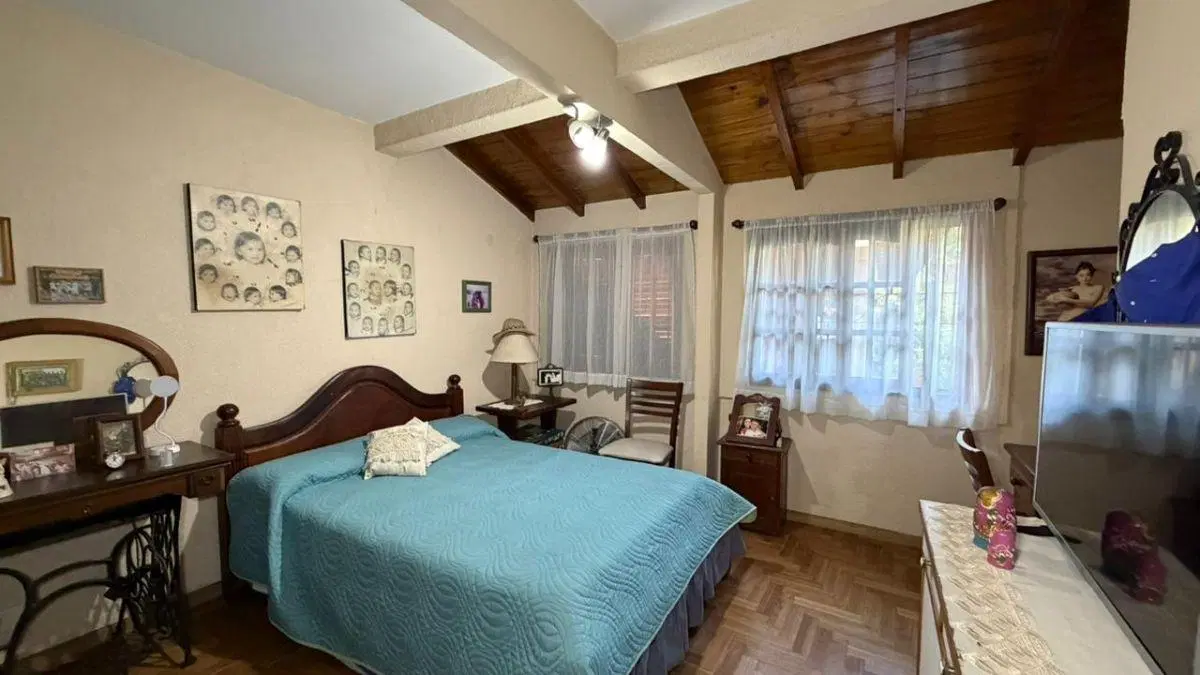 Casa en venta Castelar Norte 2 dormitorios con cochera cubierta pileta y jardin 1