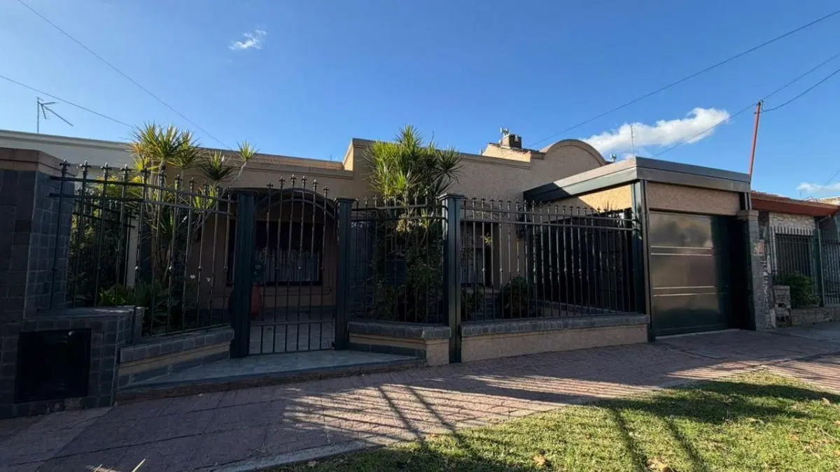 Casa en venta Castelar Norte 2 dormitorios con cochera cubierta pileta y jardin 3