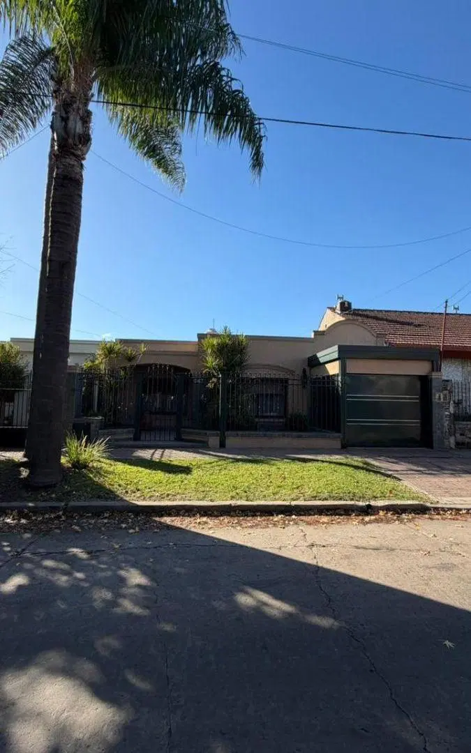 Casa en venta Castelar Norte 2 dormitorios con cochera cubierta pileta y jardin 2