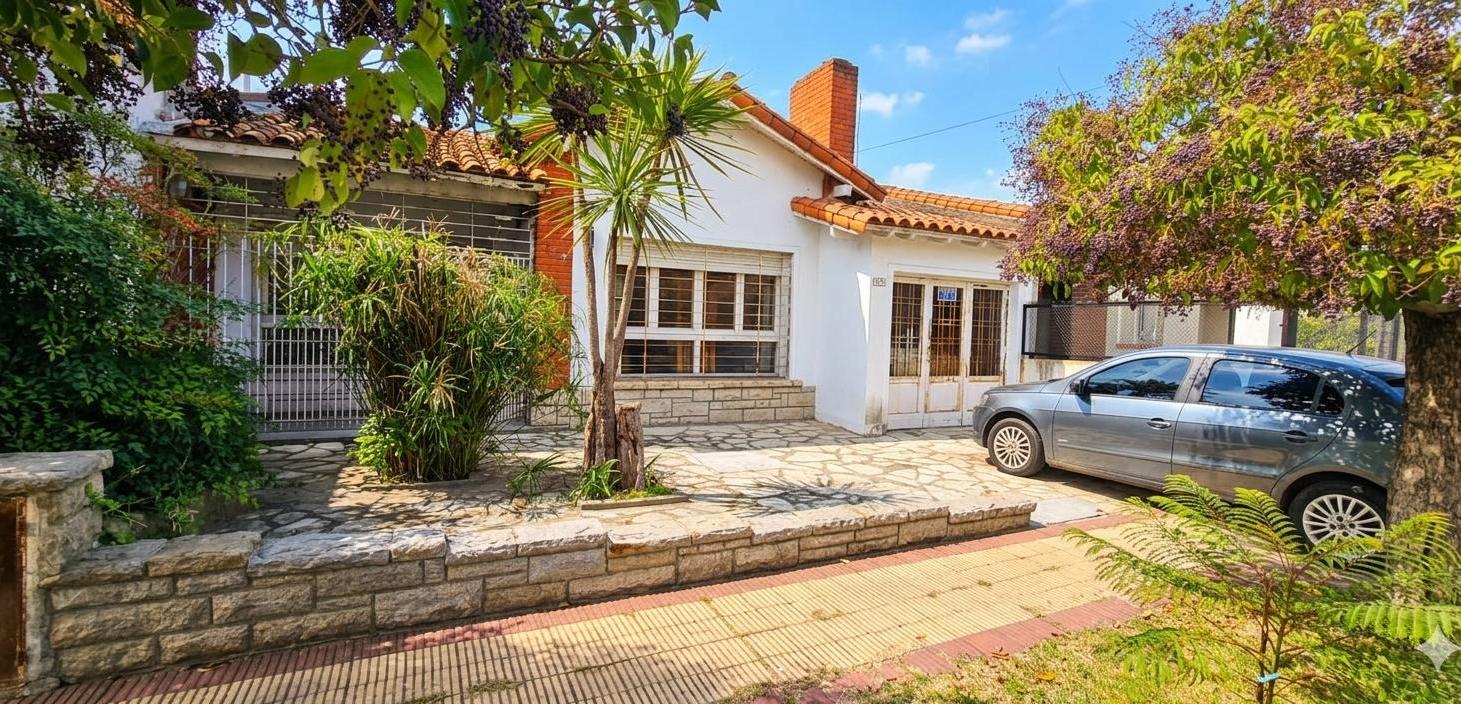 Venta Casa Castelar 3 Ambientes Con Cochera , Pileta Y Jardin Apto Credito