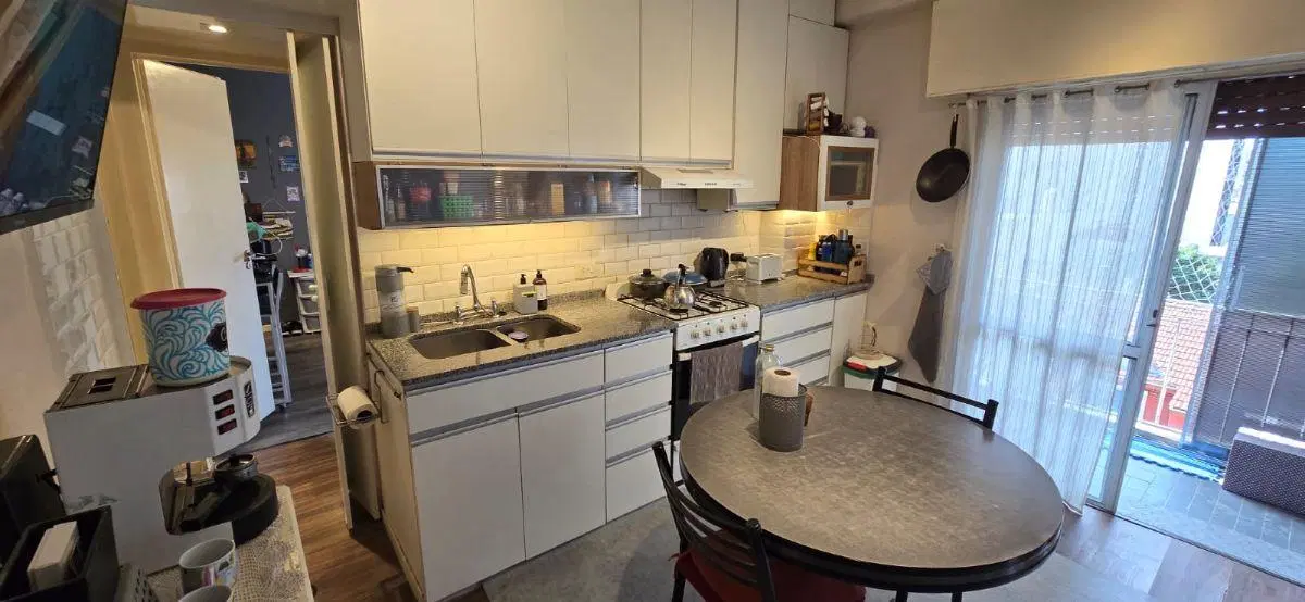 Venta 2 ambientes apto credito caseros tercero por escalera 5