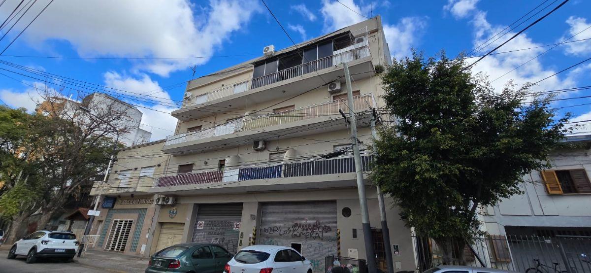 Venta 2 ambientes apto credito caseros tercero por escalera