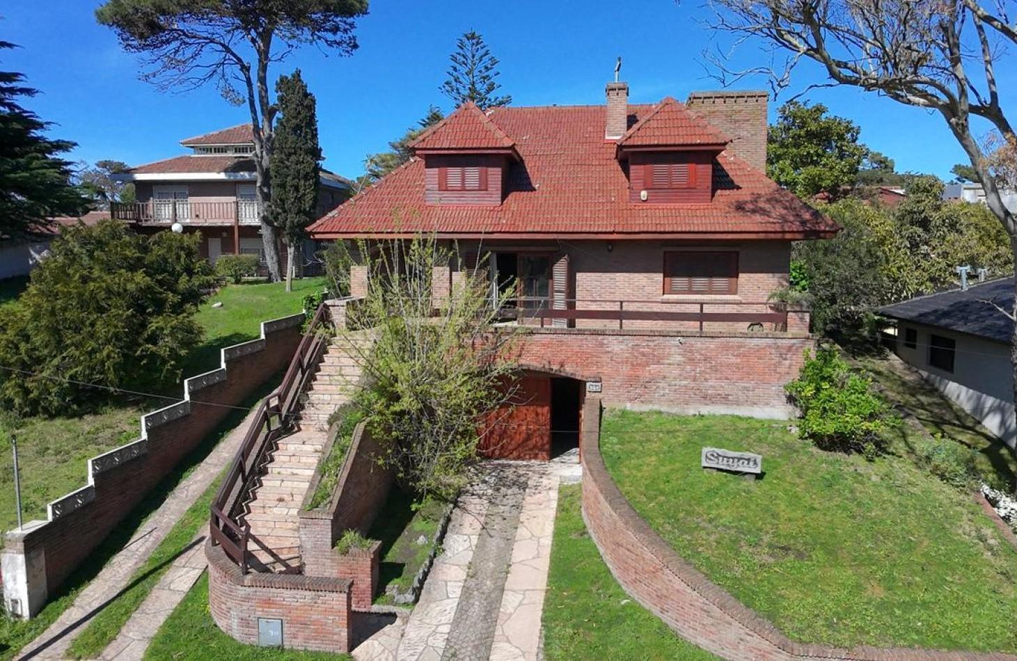 Importante Casa Familiar con Espacios de Reunion y Parque