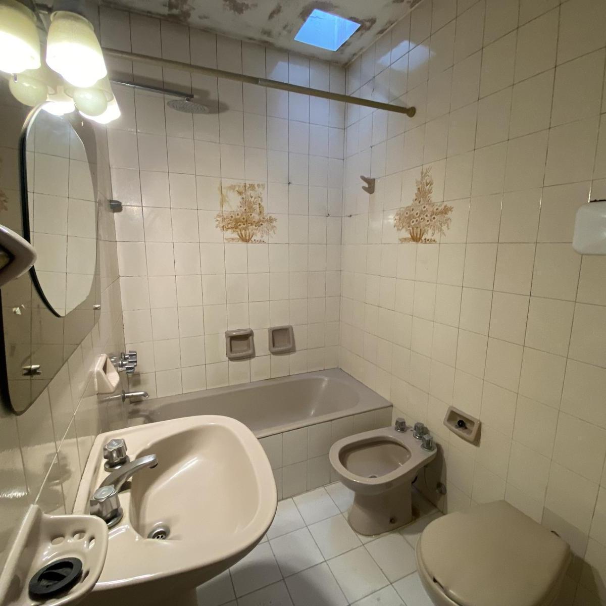 Venta - Casa - Monte Castro - Apto Credito - Lote Propio - 6 Ambientes - Cochera - Permuta 3