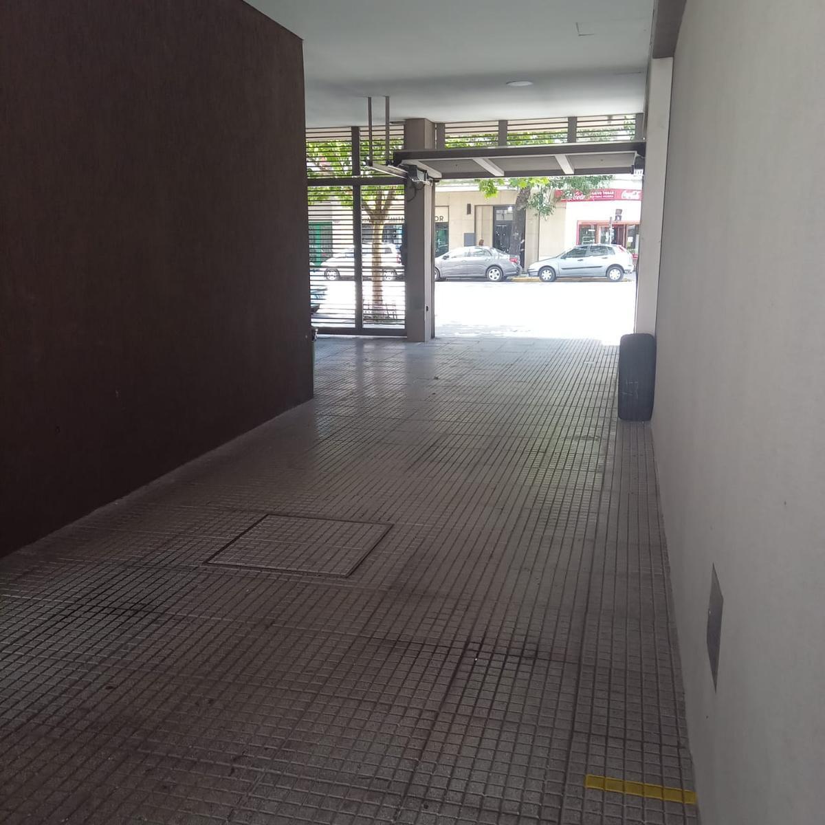 Venta de doble cochera en Flores Norte