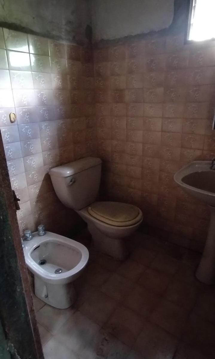 Casa de 4amb a Refaccionar en Venta Excelente Ubicacion con Jardin 2