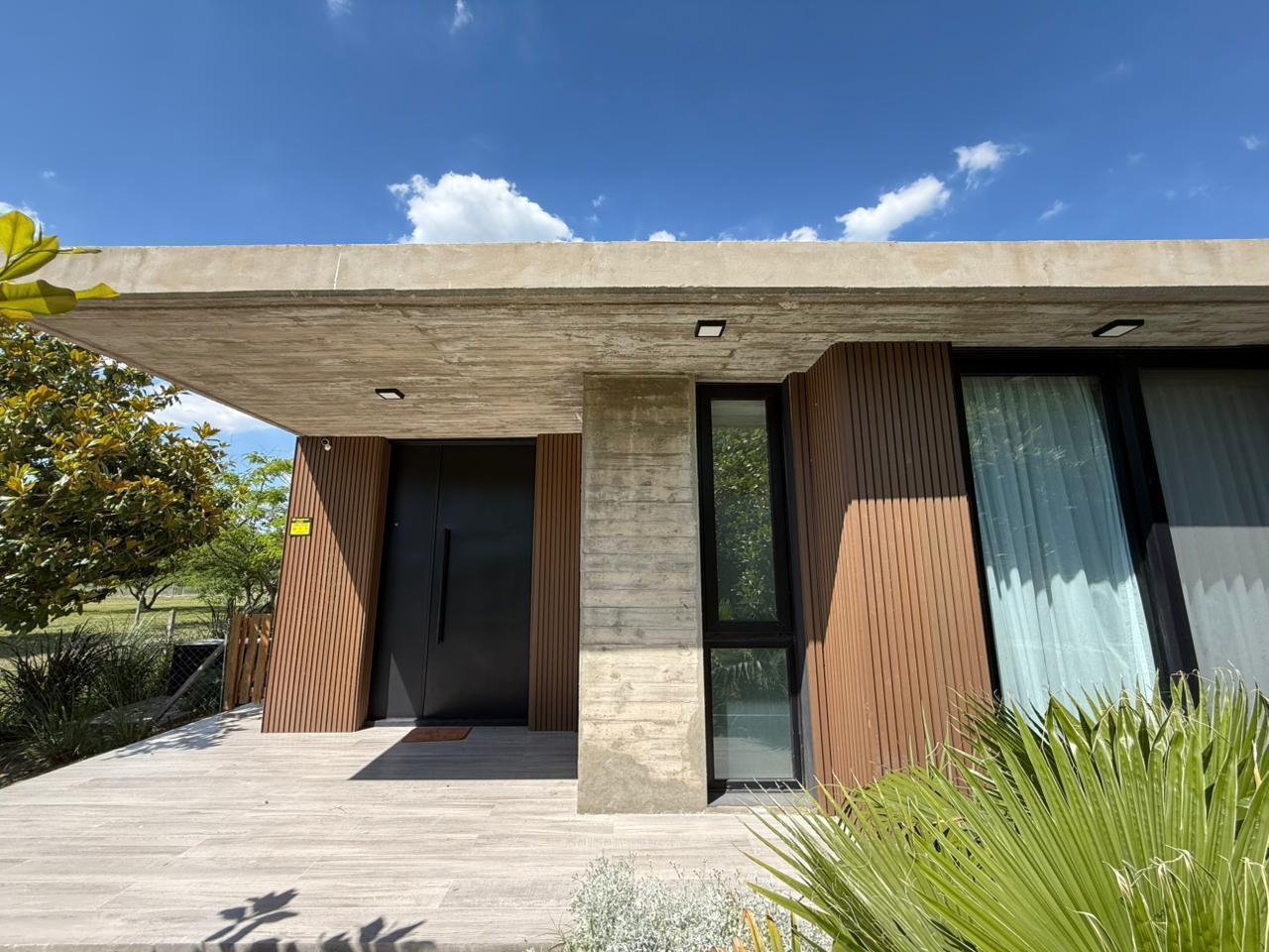 Venta Casa 3 ambientes con pileta, losa radiante, parrilla - Lote 1500m2