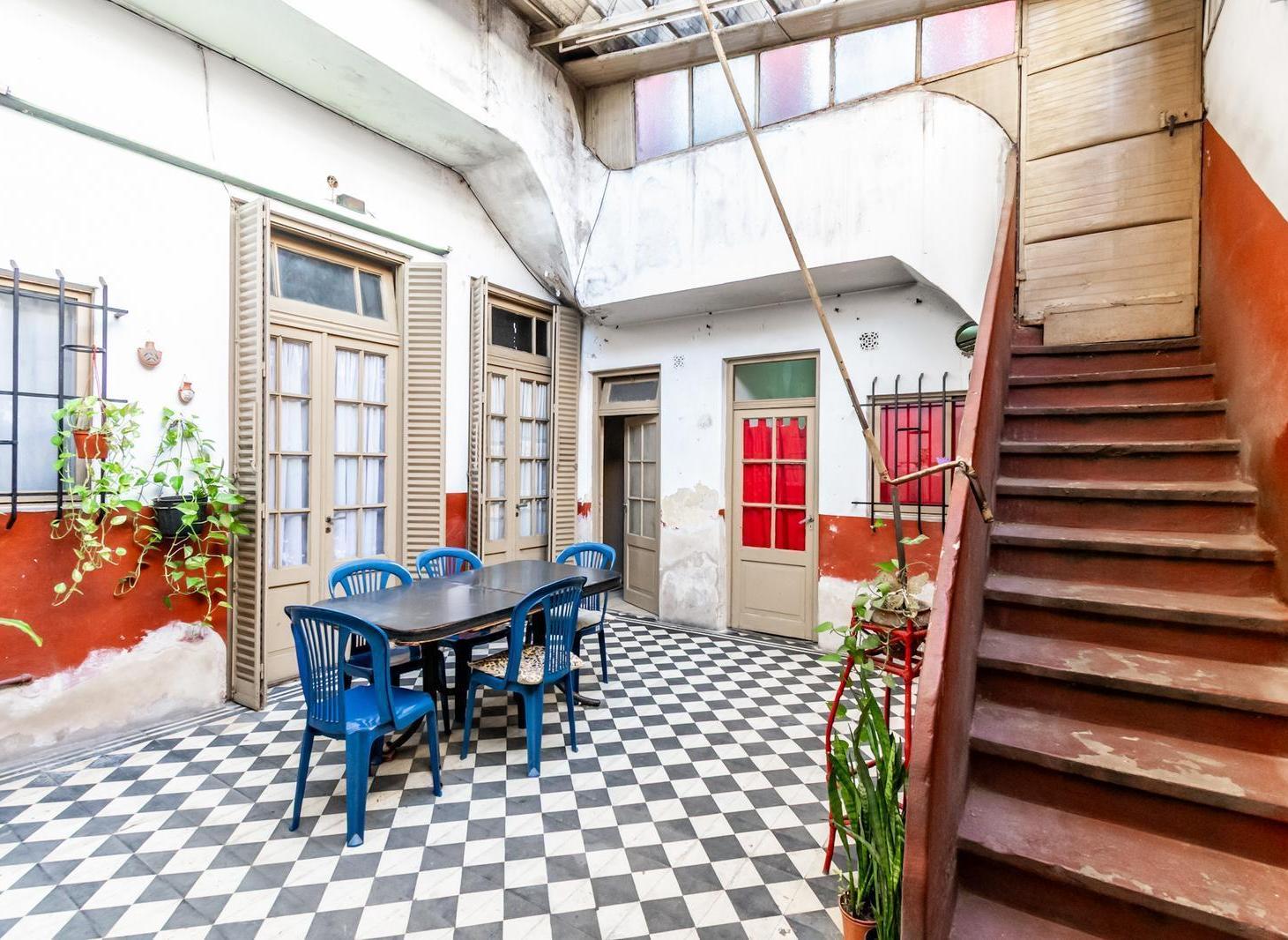 Venta, PH, 4 ambientes, Patio, Terraza, a refaccionar, sin expensas, Parque Patricios, Barracas.
