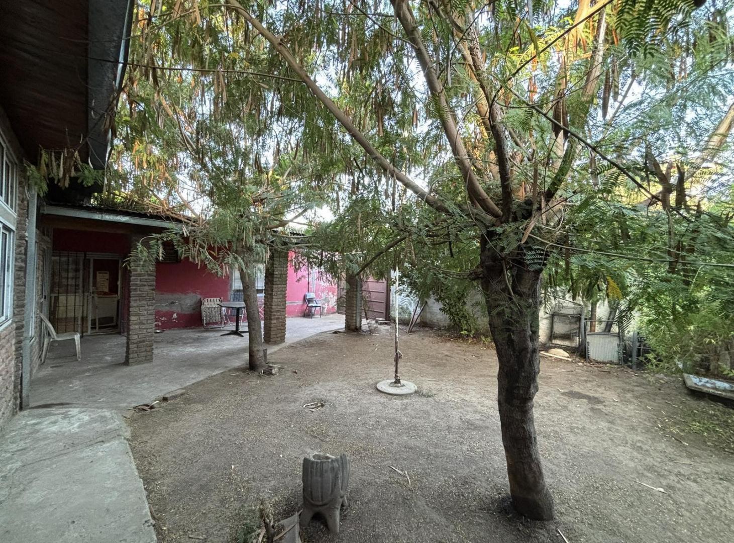 Casa en venta 5 ambientes en Castelar cochera y jardín